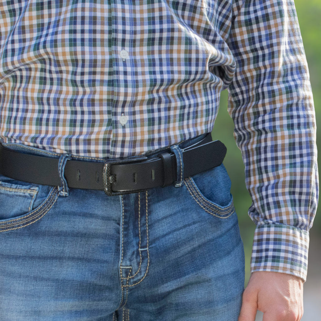 Carbon Fiber Wide Pin Black Belt on model in jeans. Unique look great for dress-casual occasions.